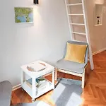 아파트 Loft Bed With Free Parking, 2 Bikes! Self Check In, Wi-fi, Ac