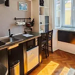 아파트 Loft Bed With Free Parking, 2 Bikes! Self Check In, Wi-fi, Ac *