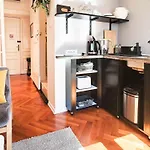 Loft Bed With Free Parking, 2 Bikes! Self Check In, Wi-fi, Ac 풀라