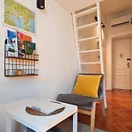 아파트 Loft Bed With Free Parking, 2 Bikes! Self Check In, Wi-fi, Ac 풀라