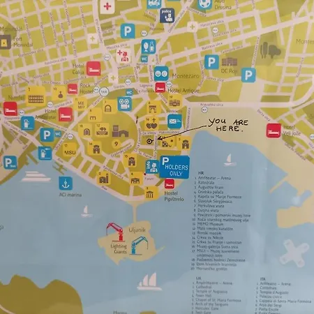 Loft Bed With Free Parking, 2 Bikes! Self Check In, Wi-fi, Ac