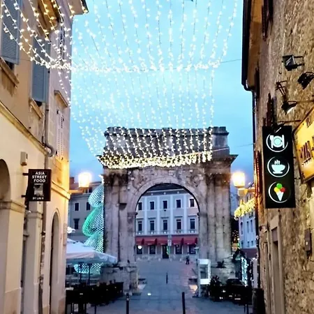 Loft Bed With Free Parking, 2 Bikes! Self Check In, Wi-fi, Ac * Pula