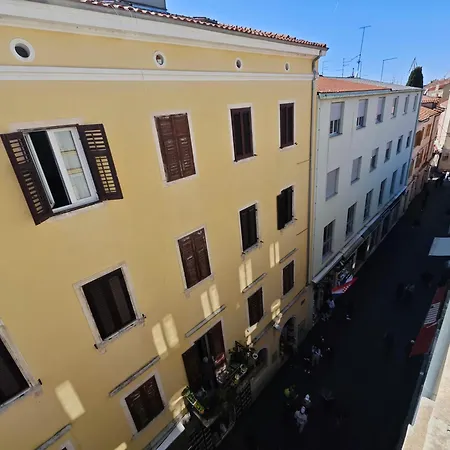 Loft Bed With Free Parking, 2 Bikes! Self Check In, Wi-fi, Ac