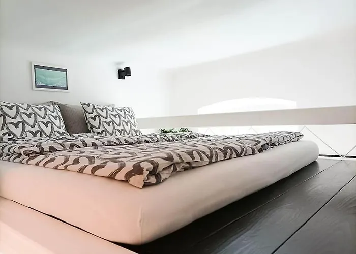 Loft Bed With Free Parking, 2 Bikes! Self Check In, Wi-fi, Ac * 풀라