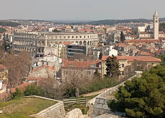 Loft Bed With Free Parking, 2 Bikes! Self Check In, Wi-fi, Ac Appartamento Pola