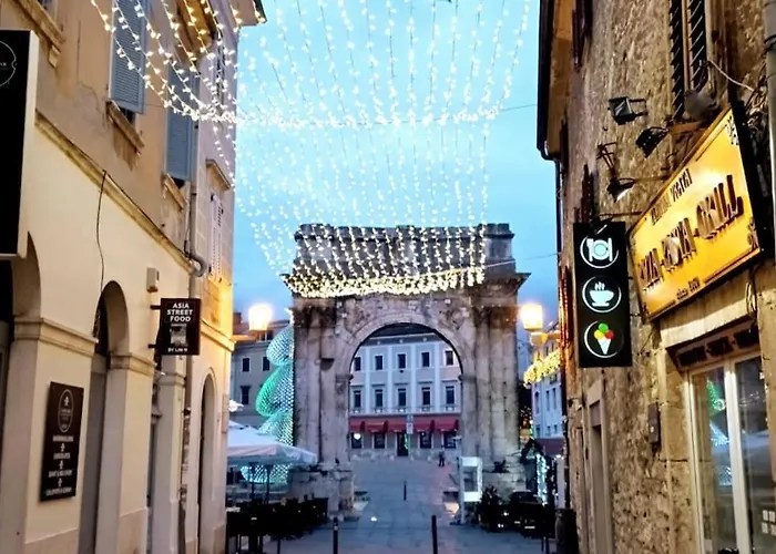 Loft Bed With Free Parking, 2 Bikes! Self Check In, Wi-fi, Ac * Pola