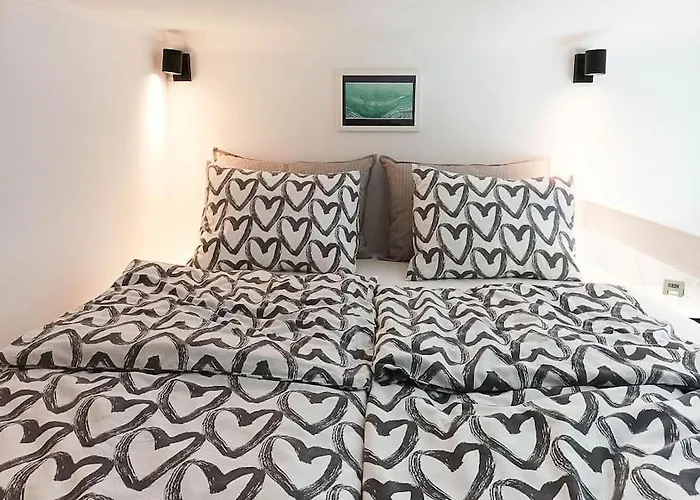 Appartamento Loft Bed With Free Parking, 2 Bikes! Self Check In, Wi-fi, Ac Pola