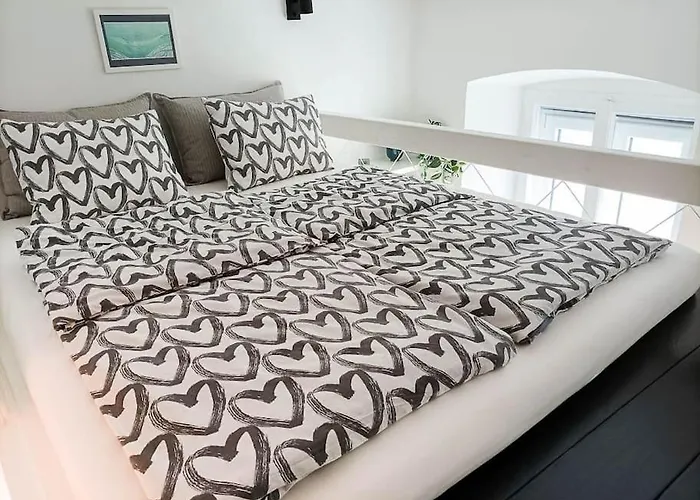 Loft Bed With Free Parking, 2 Bikes! Self Check In, Wi-fi, Ac * Pola