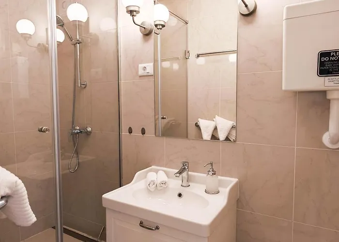 Loft Bed With Free Parking, 2 Bikes! Self Check In, Wi-fi, Ac *