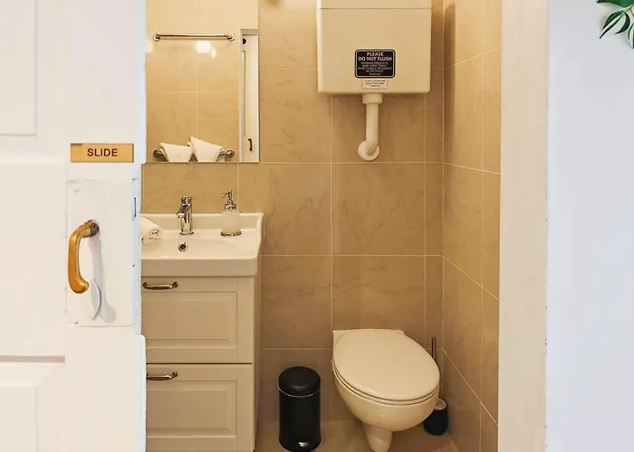 Loft Bed With Free Parking, 2 Bikes! Self Check In, Wi-fi, Ac 아파트 *