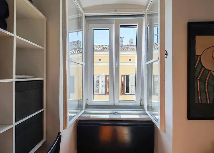 Loft Bed With Free Parking, 2 Bikes! Self Check In, Wi-fi, Ac