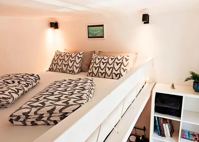 Loft Bed With Free Parking, 2 Bikes! Self Check In, Wi-fi, Ac Pola