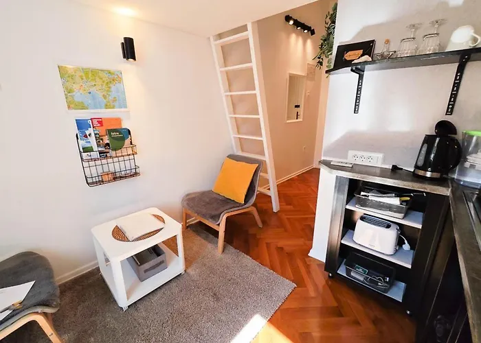 아파트 Loft Bed With Free Parking, 2 Bikes! Self Check In, Wi-fi, Ac 풀라