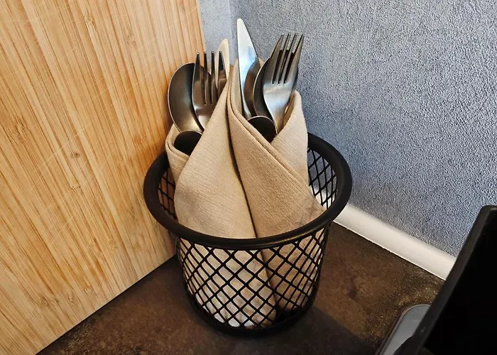 Loft Bed With Free Parking, 2 Bikes! Self Check In, Wi-fi, Ac Appartamento Pola