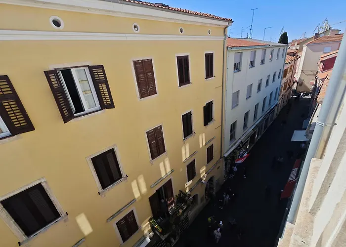 Loft Bed With Free Parking, 2 Bikes! Self Check In, Wi-fi, Ac