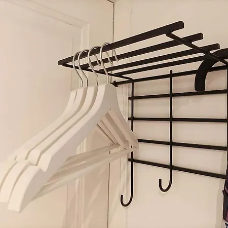 Loft Bed With Free Parking, 2 Bikes! Self Check In, Wi-fi, Ac شقة *