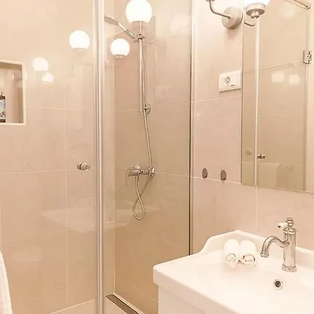 Loft Bed With Free Parking, 2 Bikes! Self Check In, Wi-fi, Ac *