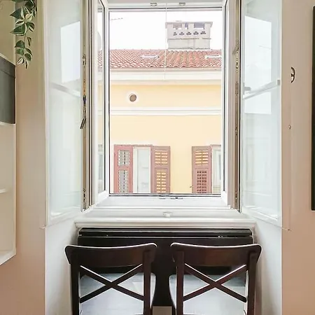 Loft Bed With Free Parking, 2 Bikes! Self Check In, Wi-fi, Ac شقة