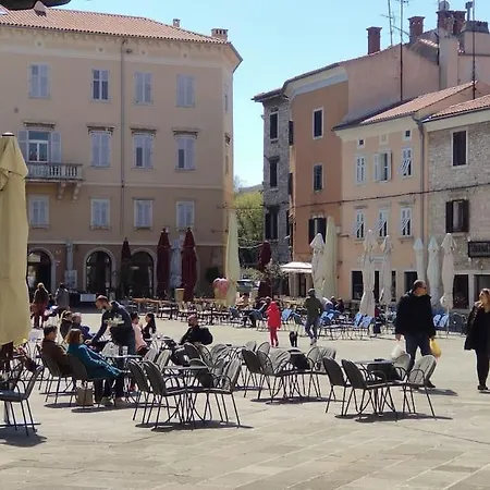 Loft Bed With Free Parking, 2 Bikes! Self Check In, Wi-fi, Ac Appartement Pula