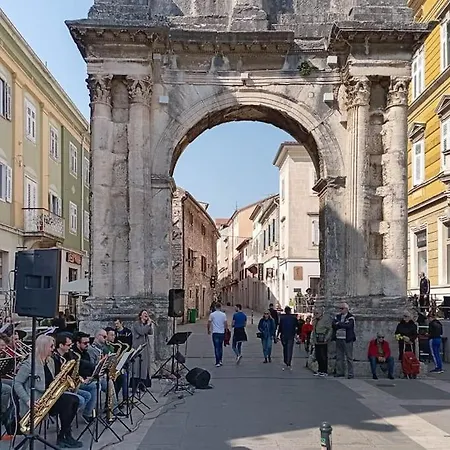 Loft Bed With Free Parking, 2 Bikes! Self Check In, Wi-fi, Ac Appartement