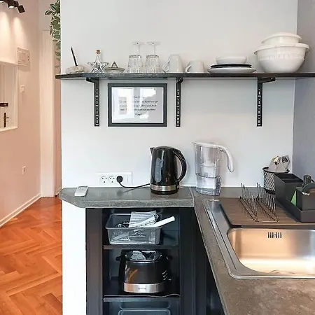 Loft Bed With Free Parking, 2 Bikes! Self Check In, Wi-fi, Ac شقة *