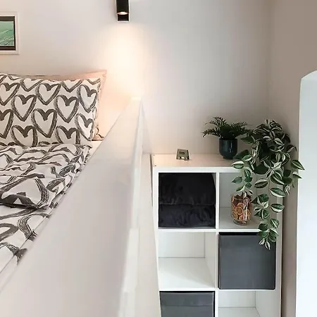 Loft Bed With Free Parking, 2 Bikes! Self Check In, Wi-fi, Ac