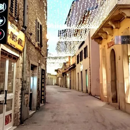 Apartment Loft Bed With Free Parking, 2 Bikes! Self Check In, Wi-fi, Ac