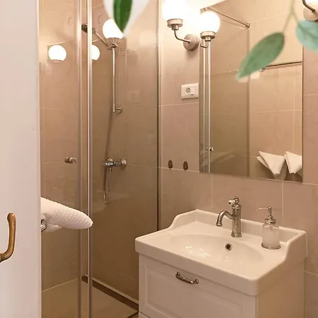 Loft Bed With Free Parking, 2 Bikes! Self Check In, Wi-fi, Ac