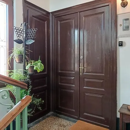 Loft Bed With Free Parking, 2 Bikes! Self Check In, Wi-fi, Ac شقة *