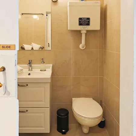 Loft Bed With Free Parking, 2 Bikes! Self Check In, Wi-fi, Ac Apartman *