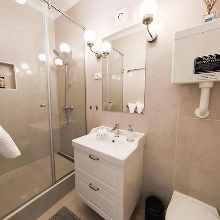 Loft Bed With Free Parking, 2 Bikes! Self Check In, Wi-fi, Ac Apartman