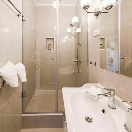 شقة Loft Bed With Free Parking, 2 Bikes! Self Check In, Wi-fi, Ac *