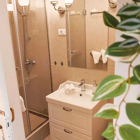 Loft Bed With Free Parking, 2 Bikes! Self Check In, Wi-fi, Ac * بولا