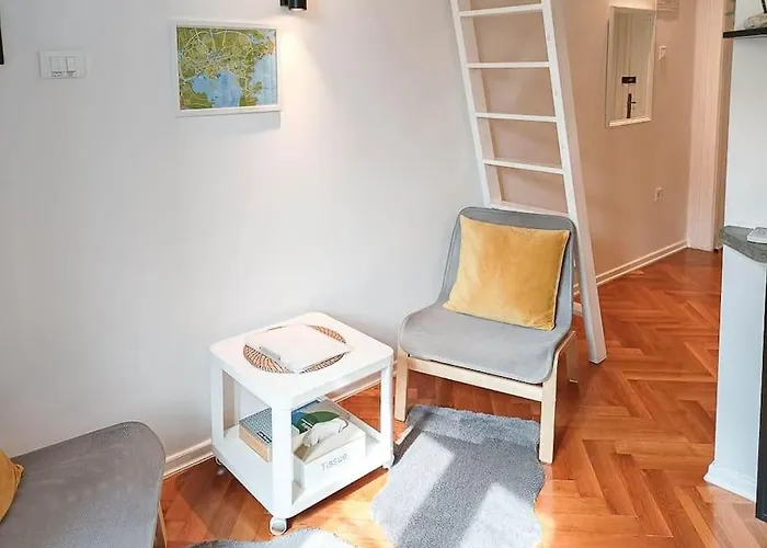 Apartman Loft Bed With Free Parking, 2 Bikes! Self Check In, Wi-fi, Ac