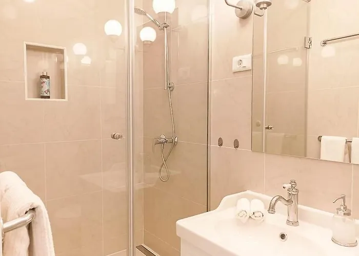 Loft Bed With Free Parking, 2 Bikes! Self Check In, Wi-fi, Ac *