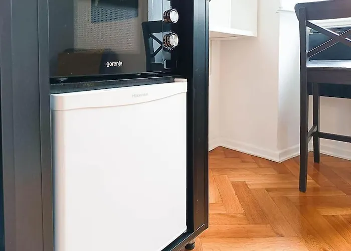 Loft Bed With Free Parking, 2 Bikes! Self Check In, Wi-fi, Ac