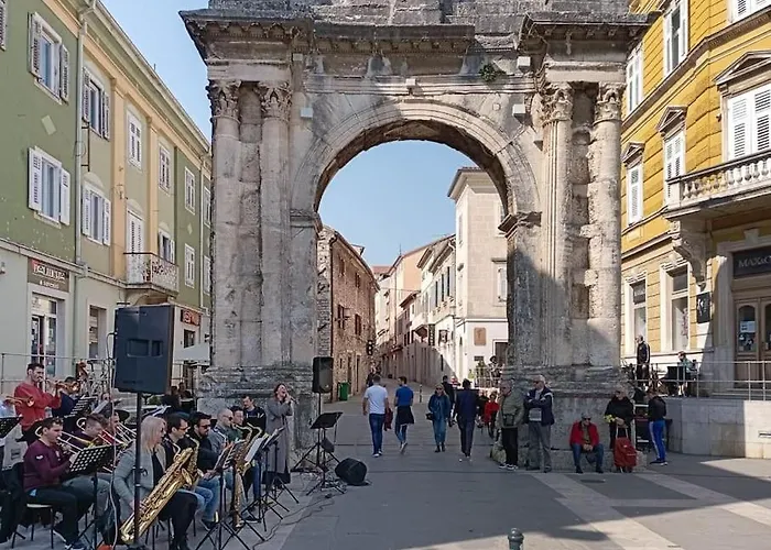 Loft Bed With Free Parking, 2 Bikes! Self Check In, Wi-fi, Ac Apartman