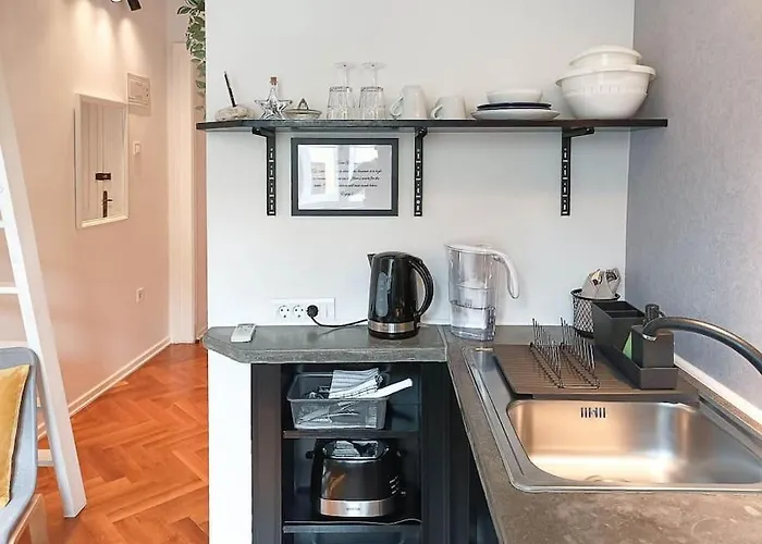 Loft Bed With Free Parking, 2 Bikes! Self Check In, Wi-fi, Ac Apartman *