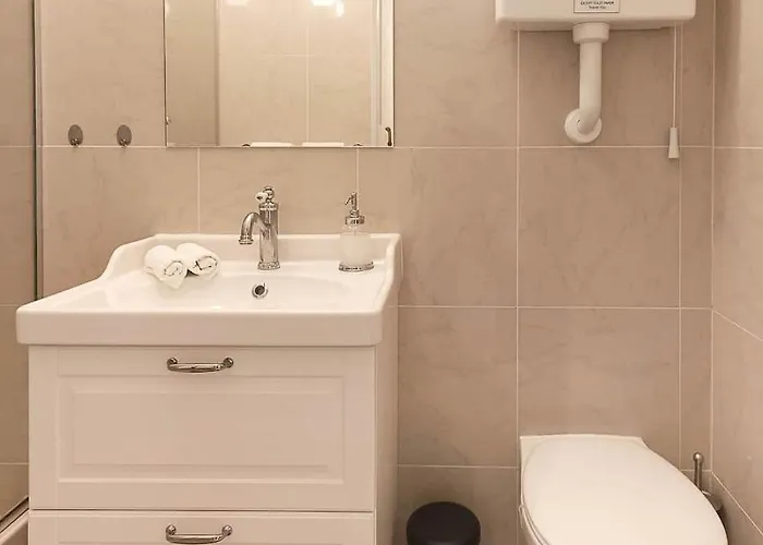 Apartman Loft Bed With Free Parking, 2 Bikes! Self Check In, Wi-fi, Ac *