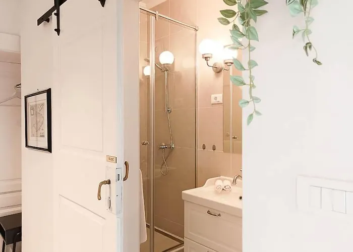 Apartman Loft Bed With Free Parking, 2 Bikes! Self Check In, Wi-fi, Ac Póla