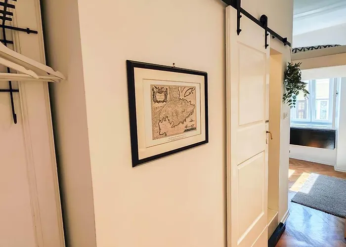 Loft Bed With Free Parking, 2 Bikes! Self Check In, Wi-fi, Ac Apartman *