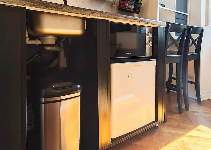 Apartman Loft Bed With Free Parking, 2 Bikes! Self Check In, Wi-fi, Ac *