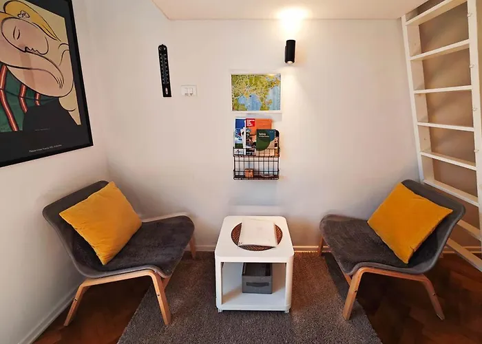 Loft Bed With Free Parking, 2 Bikes! Self Check In, Wi-fi, Ac