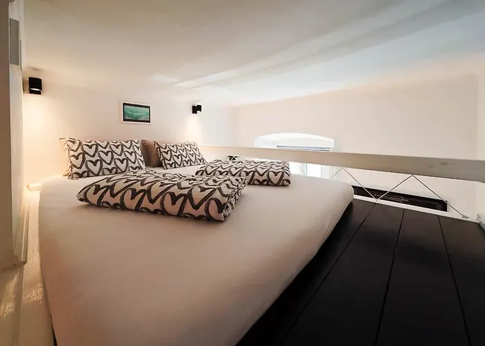 Apartman Loft Bed With Free Parking, 2 Bikes! Self Check In, Wi-fi, Ac *