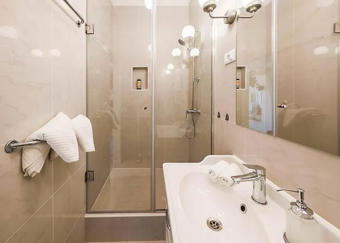 Apartman Loft Bed With Free Parking, 2 Bikes! Self Check In, Wi-fi, Ac *