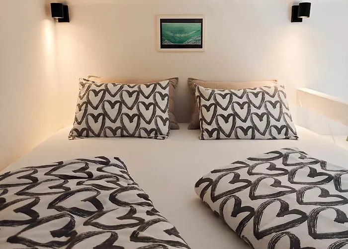 Loft Bed With Free Parking, 2 Bikes! Self Check In, Wi-fi, Ac * Póla