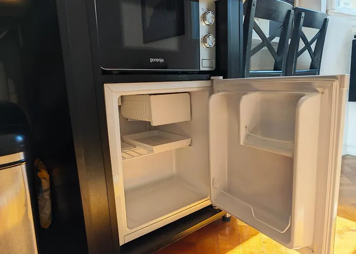 Apartman Loft Bed With Free Parking, 2 Bikes! Self Check In, Wi-fi, Ac