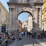 Loft Bed With Free Parking, 2 Bikes! Self Check In, Wi-fi, Ac 아파트