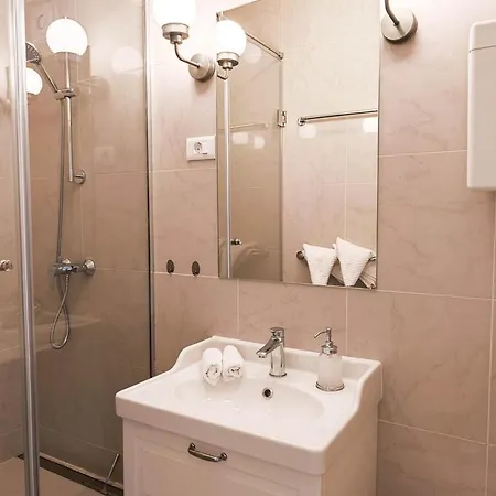 Loft Bed With Free Parking, 2 Bikes! Self Check In, Wi-fi, Ac *