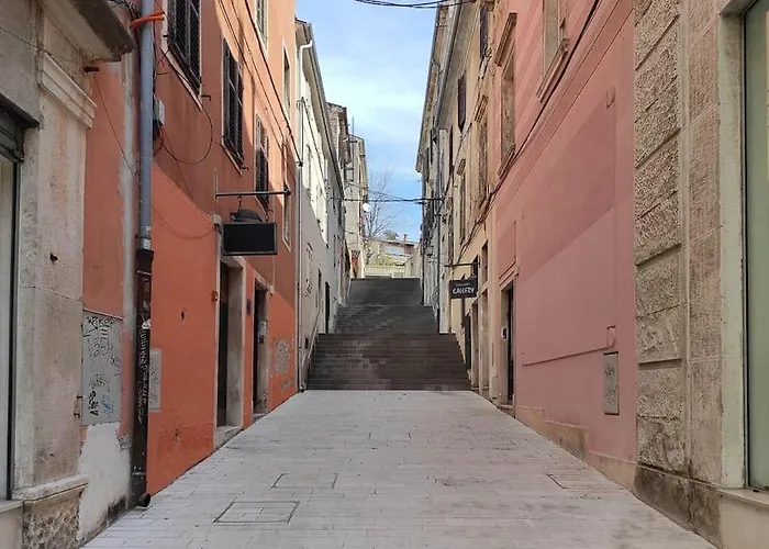 Loft Bed With Free Parking, 2 Bikes! Self Check In, Wi-fi, Ac Lägenhet *